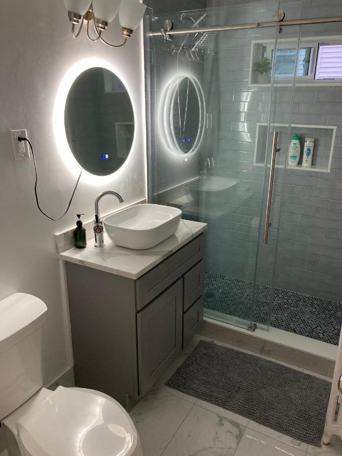 Near Train Station Gorgeous 3-Bedroom Apartment With Patios Boston Eksteriør billede