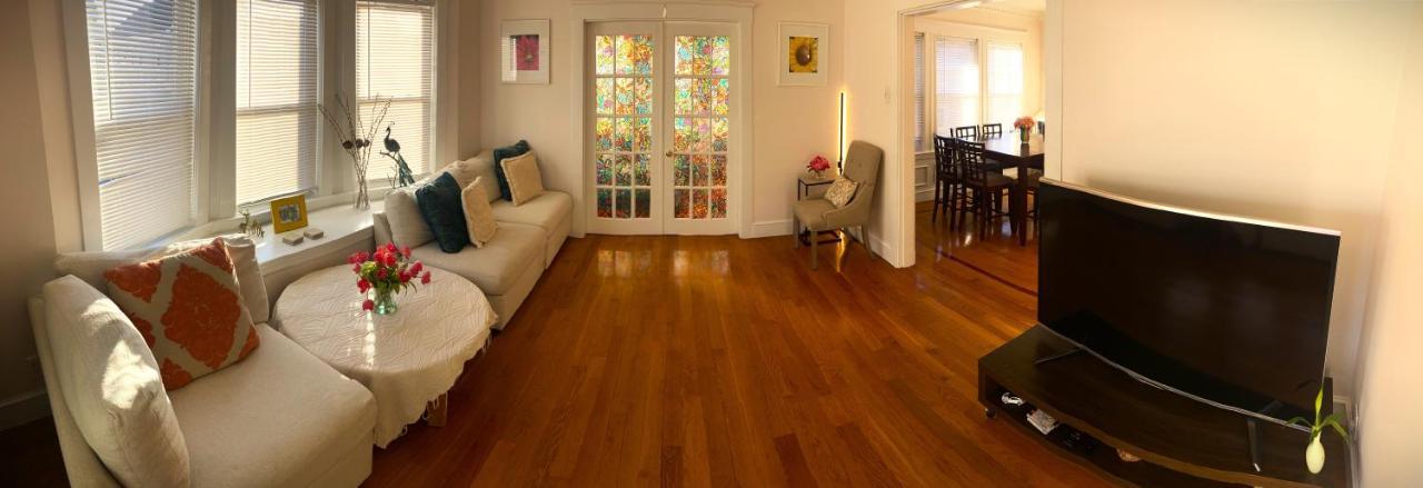 Near Train Station Gorgeous 3-Bedroom Apartment With Patios Boston Eksteriør billede