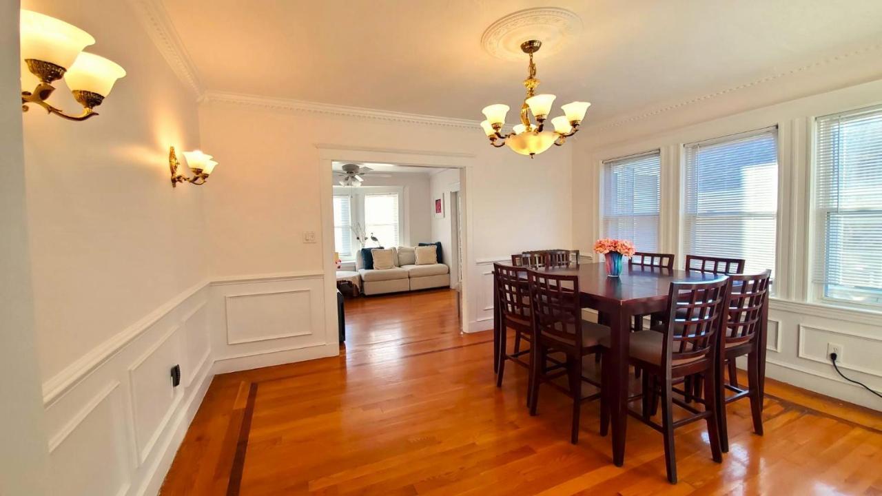 Near Train Station Gorgeous 3-Bedroom Apartment With Patios Boston Eksteriør billede