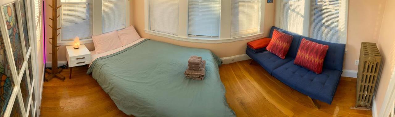 Near Train Station Gorgeous 3-Bedroom Apartment With Patios Boston Eksteriør billede