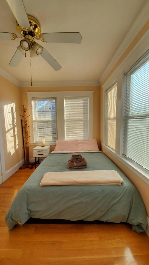 Near Train Station Gorgeous 3-Bedroom Apartment With Patios Boston Eksteriør billede