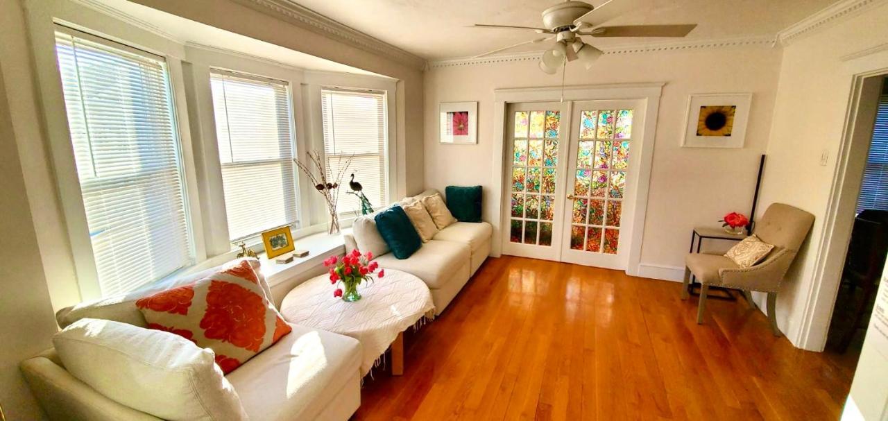 Near Train Station Gorgeous 3-Bedroom Apartment With Patios Boston Eksteriør billede