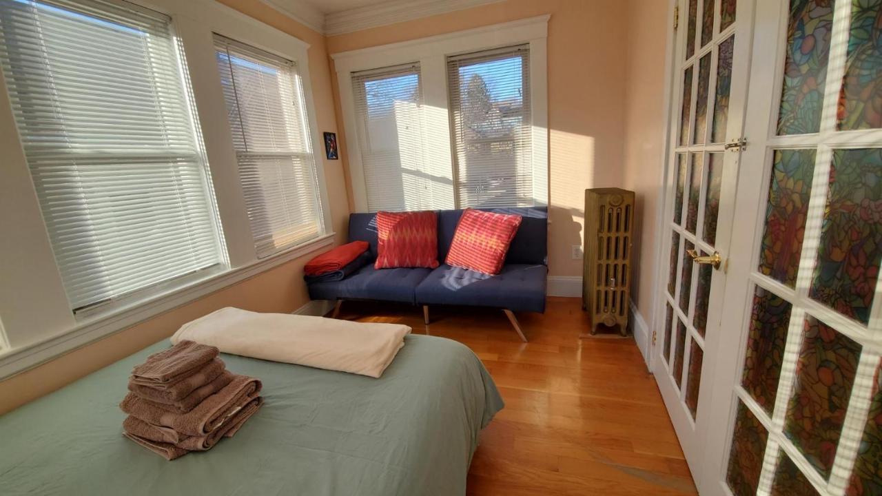 Near Train Station Gorgeous 3-Bedroom Apartment With Patios Boston Eksteriør billede