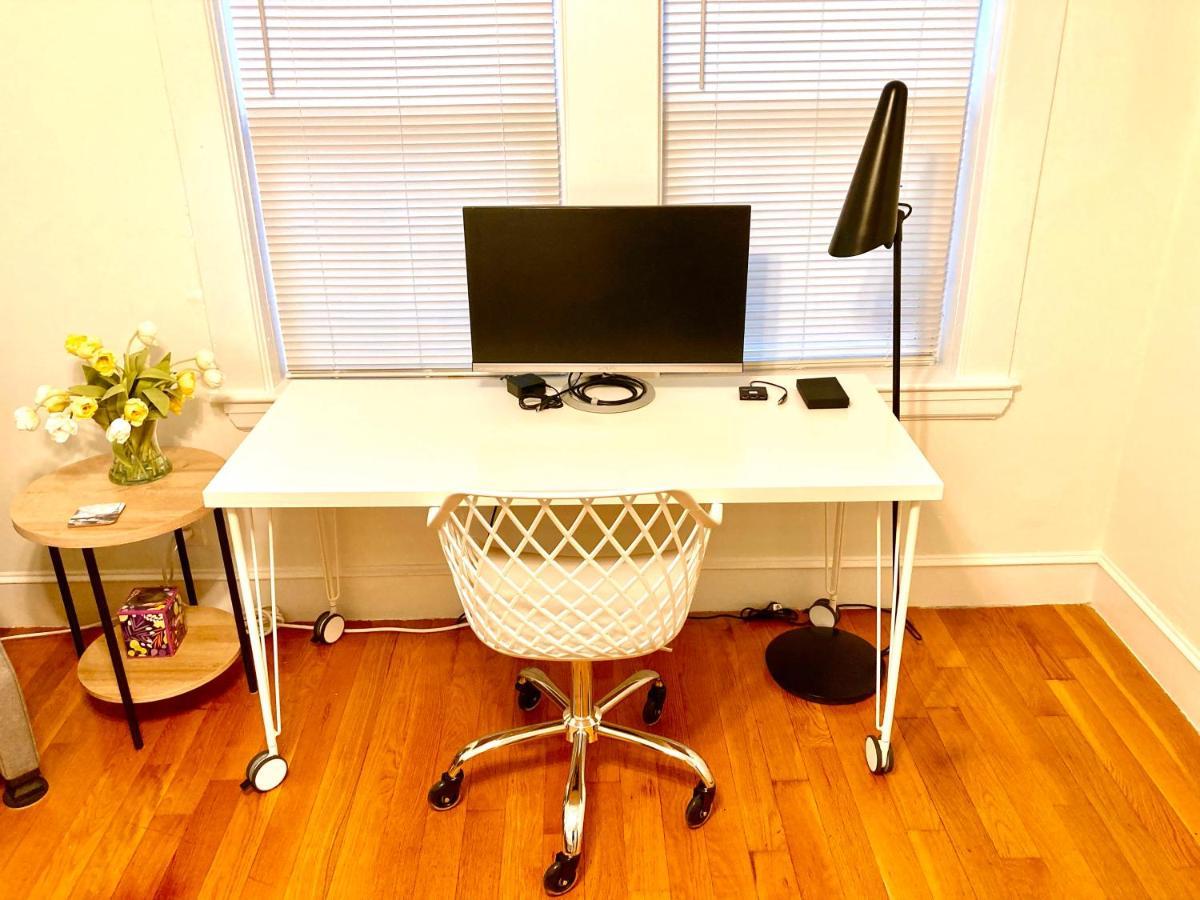 Near Train Station Gorgeous 3-Bedroom Apartment With Patios Boston Eksteriør billede