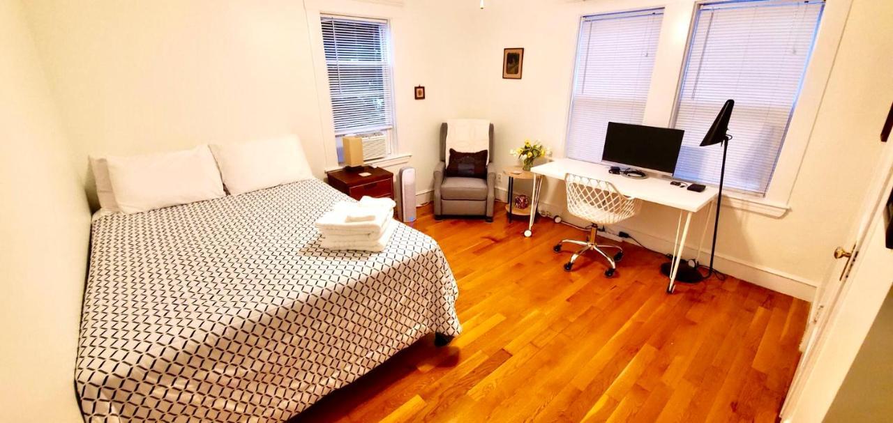Near Train Station Gorgeous 3-Bedroom Apartment With Patios Boston Eksteriør billede